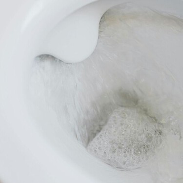 El truco casero con papel y vinagre que elimina el sarro del inodoro sin tallar