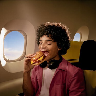 Vueling anuncia un nuevo menú con opciones veganas, incluso una hamburguesa 100% vegetal