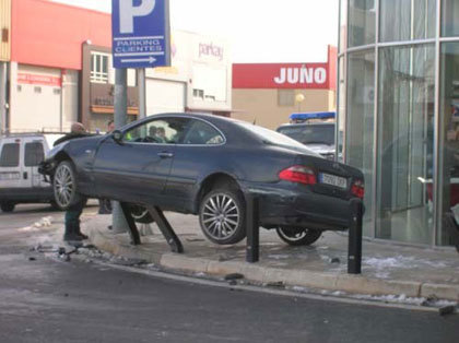 Mercedes Clase CLK accidentado en el Polígono de Tajonar