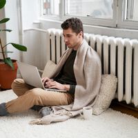 El truco de un profesor de física para maximizar la calefacción en casa: papel de aluminio en el radiador