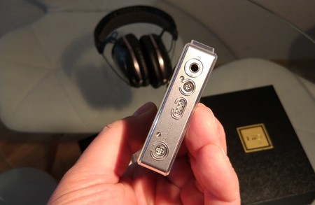 Detalle de las conexiones en la parte inferior del FiiO X5 III