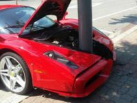 Dolorpasión™: Si vivieras en Corea del Sur y tuvieras un Ferrari Enzo, no le clavarías un poste