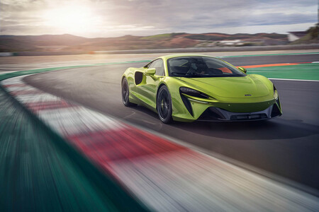 ¡Brutal! Nuevo McLaren Artura: 680 CV y 1.495 kg para la era de los superdeportivos híbridos enchufables
