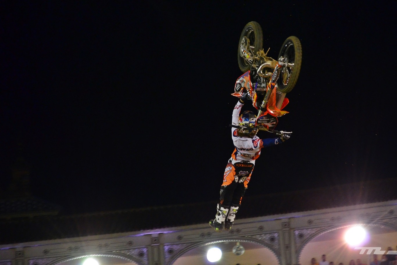 Victoria de Levi Sherwood en el Red Bull X-Fighters, en una noche donde Christian Meyer nos heló la sangre