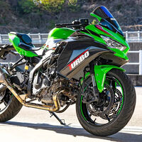 Ver y escuchar rodar a esta Kawasaki ZX-4RR de 180 CV con turbo es pura fantasía y ASMR japonés