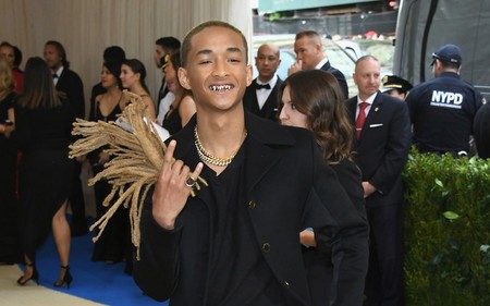 De negro y con rastas en mano, Jaden Smith llega a la MET Gala rompiendo el protocolo