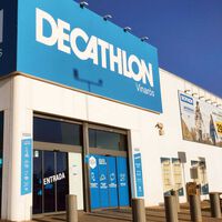 Decathlon le declara la guerra al frío rebajando a mitad de precio la chaqueta Helly Hansen más calentita e impermeable 