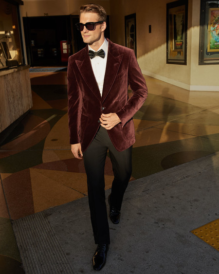 Fiesta a todo color: seis chaquetas de terciopelo para romper la regla del look en negro