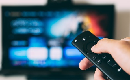 Pagar por streaming no equivale a no tener anuncios: en HBO Max planean añadirlos, aunque Netflix vuelve a insistir en que no es su modelo