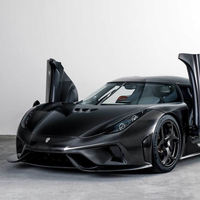 Y este es el Koenigsegg Regera Naked Carbon, con carrocería en fibra de carbono sin barniz pero pulida a mano