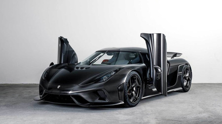 Y este es el Koenigsegg Regera Naked Carbon, con carrocería en fibra de carbono sin barniz pero pulida a mano