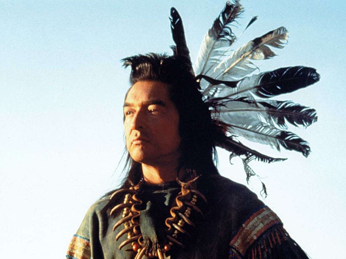 Ha fallecido Graham Greene, pero siempre lo recordaremos por ser un pilar  de dignidad en la inmensa 'Bailando con lobos' de Kevin Costner, image size:1200x900