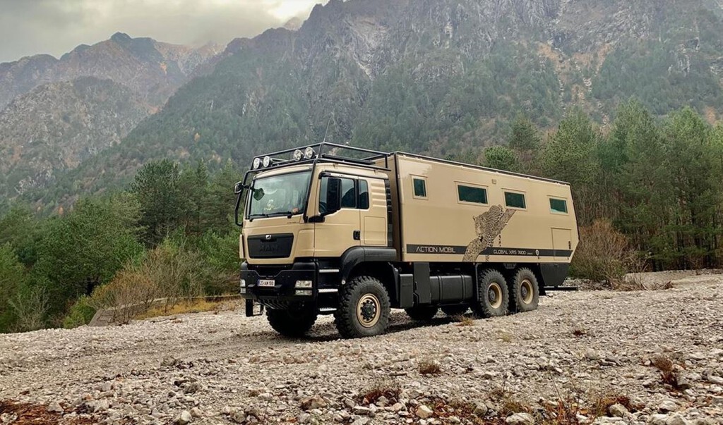 Esta descomunal autocaravana 6x6 no está hecha para ir de camping: está pensada para quienes quieren cruzar el planeta a lo bestia y a todo lujo 