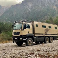 No es un camión del ejército, es una autocaravana salvaje de 630 CV con seis ruedas y todo lo que necesitas para dormir en el fin del mundo