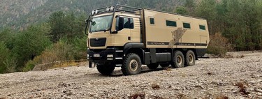 No es un camión del ejército, es una autocaravana salvaje de 630 CV con seis ruedas y todo lo que necesitas para dormir en el fin del mundo