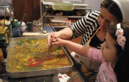 Ebru, pintar en el agua: una actividad creativa y sorprendente