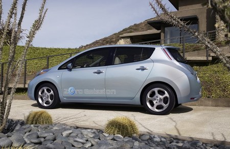 Nissan LEAF azul claro 02