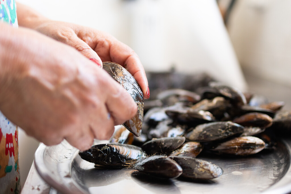 Las cocineras gallegas lo tienen claro: así se deben limpiar y cocinar los mejillones