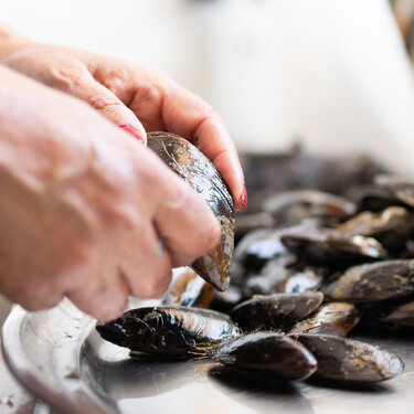 Las cocineras gallegas lo tienen claro: así se deben limpiar y cocinar los mejillones 