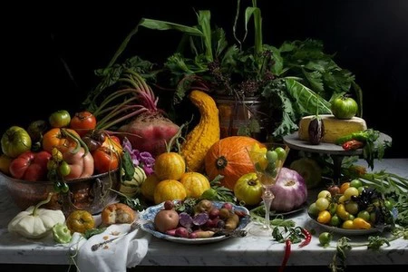 Descubre los elegantes bodegones con alimentos de la fotógrafa Paulette Tavormina