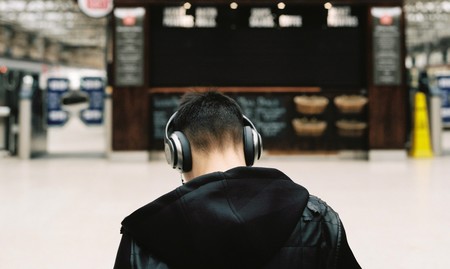 ¿En qué se diferencian unos auriculares de 400 euros de los que regalan en el tren?