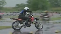 Más dificil todavía, gymkhana japonesa bajo la lluvia con una Aprilia SXV450