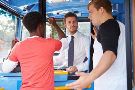 El conductor del autobús fue el único que cedió el asiento a una madre y su bebé