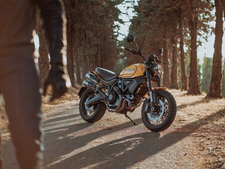 ¡Preciosa! Ducati presume de su clásico motor bicilíndrico con esta espectacular Scrambler amarilla, por 14.290 euros