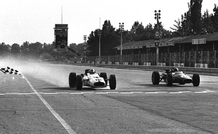 John Surtes gana a Jack Brabham en Monza 1967