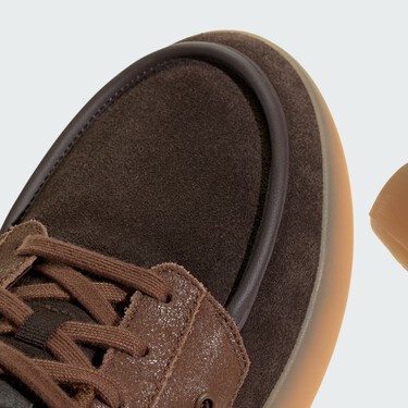 Parecen unos náuticos, pero son las zapatillas marrón de Adidas más cómodas inspiradas en el skate que no dejarás de llevar este otoño