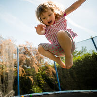 Camas elásticas: qué riesgos tienen para los niños y cómo evitar accidentes 