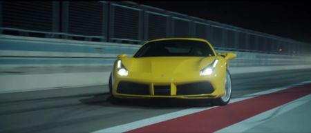¿Qué hace un Ferrari 488 GTB derrapando por las calles de Barcelona?