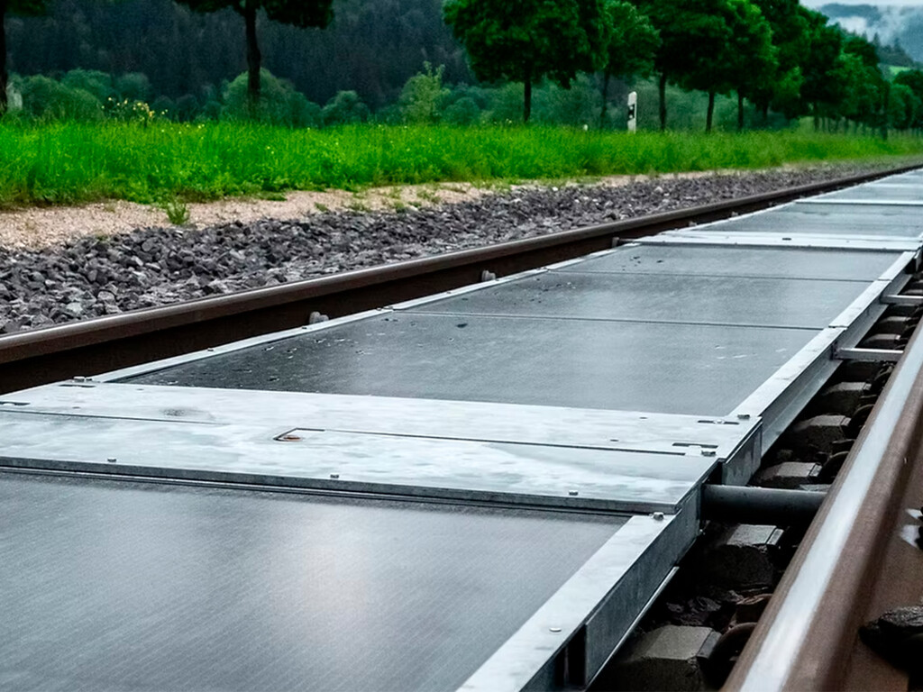 Suiza instaló la primera planta solar ferroviaria del mundo: ha tenido tanto éxito que Francia e Italia ya preguntan por ella