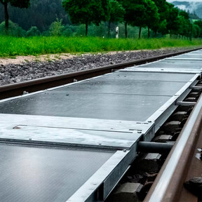 Suiza instaló la primera planta solar ferroviaria del mundo: ha tenido tanto éxito que Francia e Italia ya preguntan por ella 