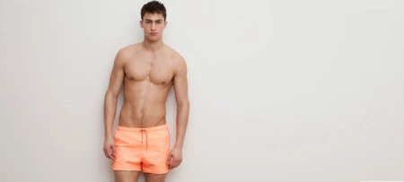 Seguimos en clave de sol: vamos con los bañadores que propone Pull & Bear