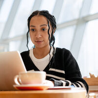 A nova geração se tornou a mais qualificada da história mas um detalhe inesperado acaba de transformar o mercado de trabalho na pior crise de contratações para a jovens recém-formados 