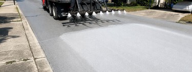 El asfalto negro puede absorber hasta el 95 % del calor del sol. Los Ángeles lleva años probando una solución: calles de color gris