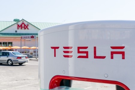 Es de recibo instalar un supercargador en el museo de Nikola Tesla