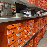 El outlet de Nike liquida las zapatillas Air Max retrofuturistas 2K más elegantes para llevar con todo 