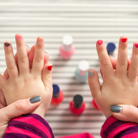Los niños también se pintan las uñas: la lección de un abuelo contra los estereotipos de género
