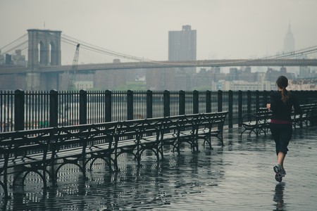 Correr bajo la lluvia: cinco trucos para que las nubes no te dejen en casa y el mejor equipamiento para protegerte