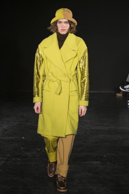 En la semana de la moda de Londres, los looks en amarillo se perfilan como tendencia