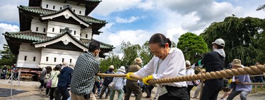 8.000 personas se han apuntado para ayudar en una reforma de Japón: están moviendo un castillo de 360 toneladas con una cuerda
