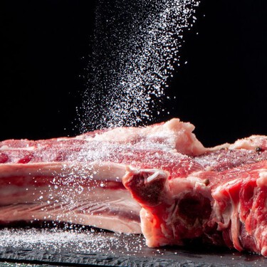 Olvídate del mito: la forma segura de descongelar la carne no incluye vinagre ni sal