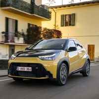 Probamos el Toyota Aygo X Cross: el híbrido más pequeño y barato del mercado tiene un consumo ridículo y se mueve sorprendentemente bien, no solo por ciudad