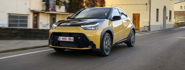 Probamos el Toyota Aygo X Cross: el híbrido más pequeño del mercado tiene un consumo ridículo y se mueve sorprendentemente bien, no solo por ciudad