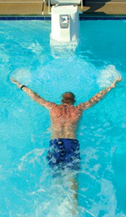 Nadando en la piscina sin límites