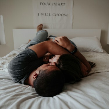 18 posturas sexuales para innovar en pareja y salir de la rutina en la cama