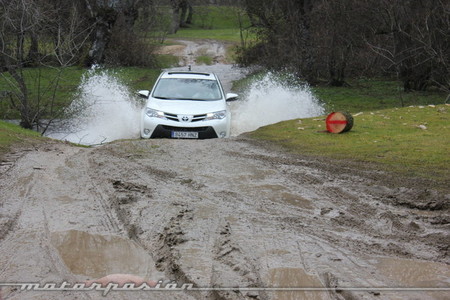 Toyota RAV4 2013, vadeo de un arroyo