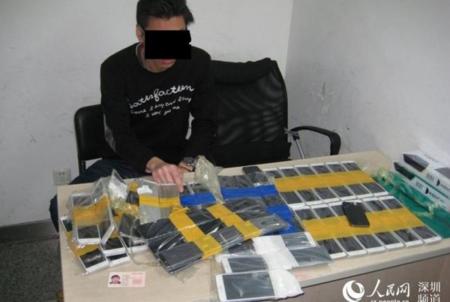 Y la lección de hoy es: no intentes entrar en China con 94 iPhones ocultos bajo tu ropa
